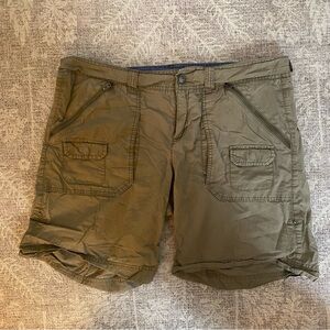 Athleta Shorts Womens 14 Olive Green Coastal Trail Cargo Cotton Roll Up Hiking